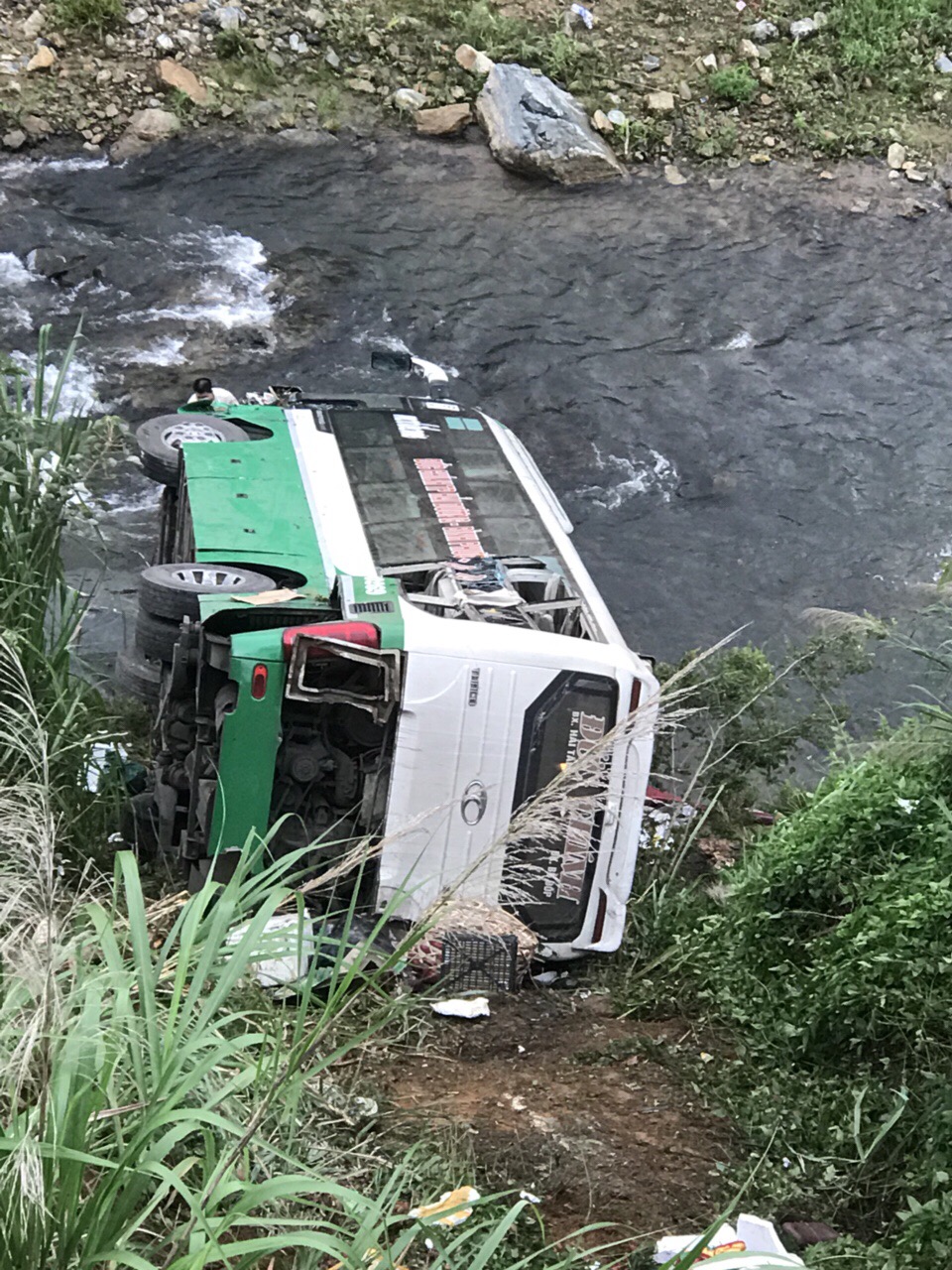 Xe khách gặp tai nạn tại Đèo Lò Xo huyện Đăk Glei, tỉnh Kon Tum